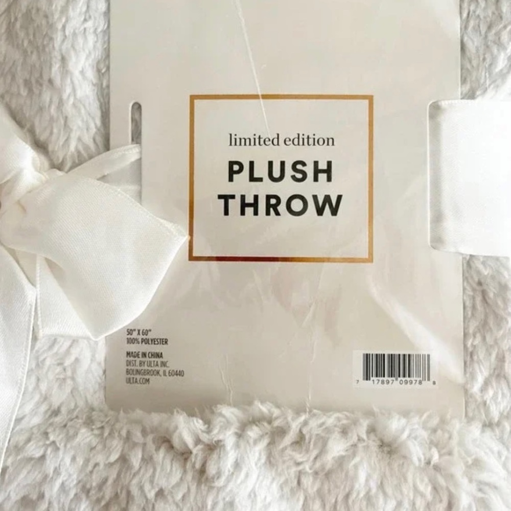 New! Ulta Beauty Super Soft Plush Throw Blanket